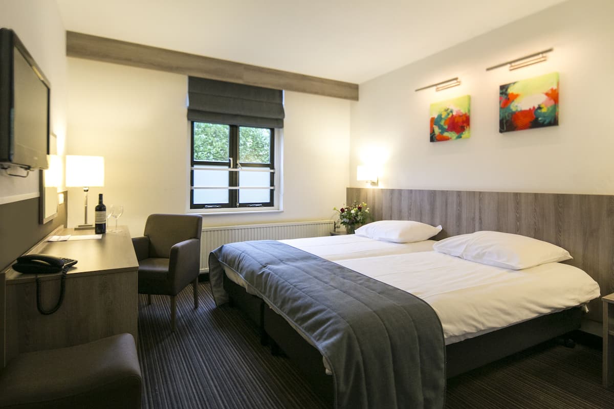 Escritorio, cortinas blackout y tabla de planchar con plancha