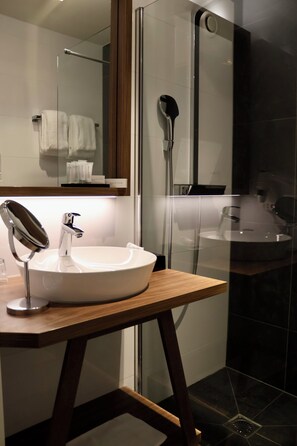 Een douche, gratis toiletartikelen, een haardroger, handdoeken