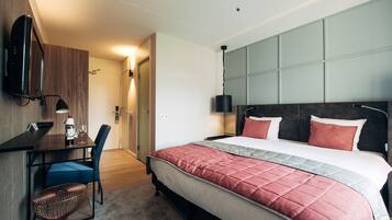 Double Room ( landgoedkamer - estate room) | Desk, blackout drapes, iron/ironing board, free WiFi