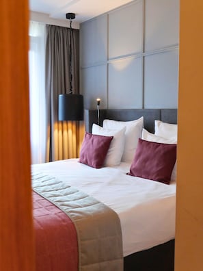 Double Room ( landgoedkamer - estate room) | Desk, blackout curtains, iron/ironing board, free WiFi - Landgoed Kasteel Oud-Poelgeest (Oegstgeest)