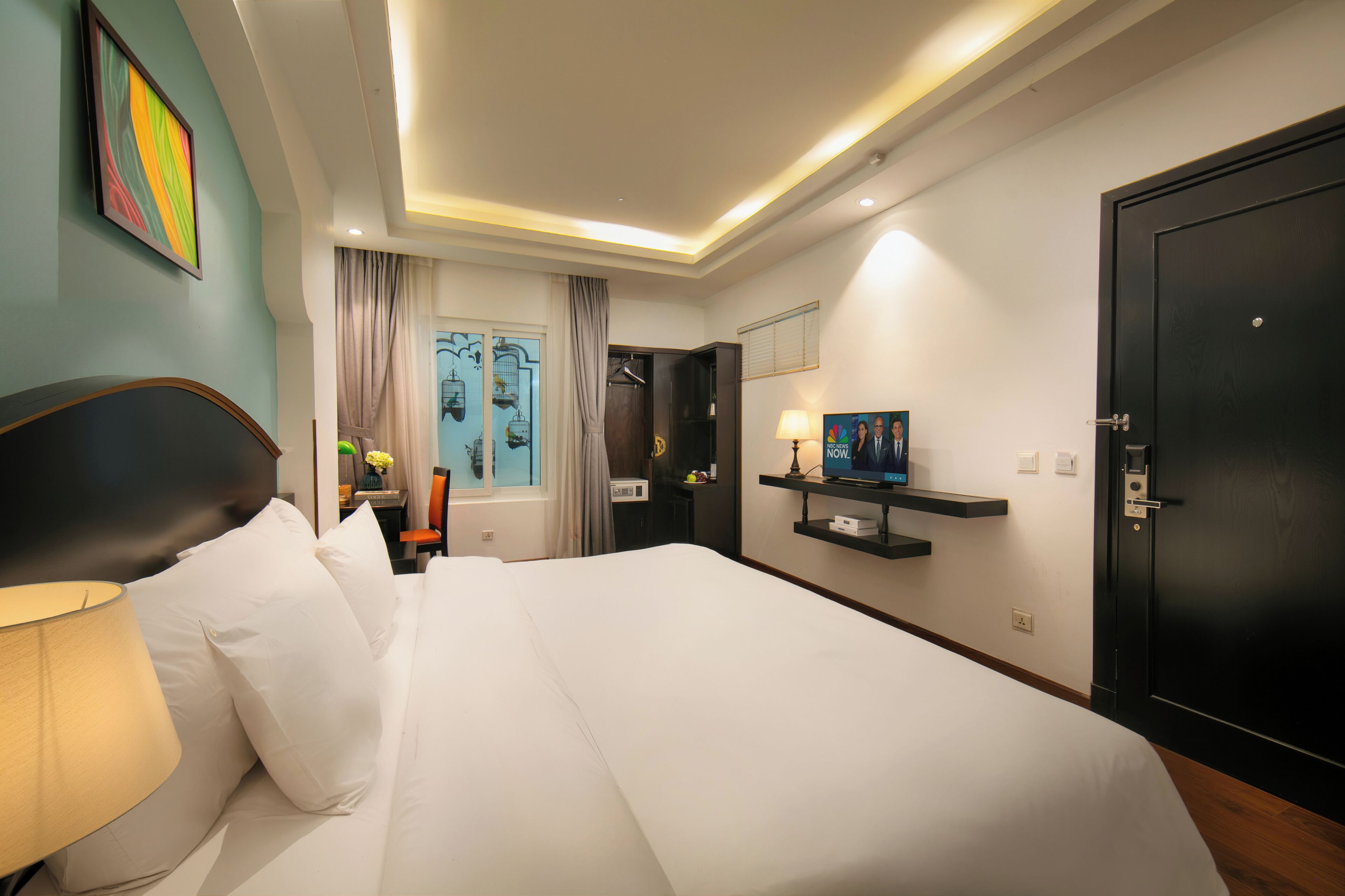deluxe double or twin room, internal window | living area | 32-inch lcd tv with cable channels, tv