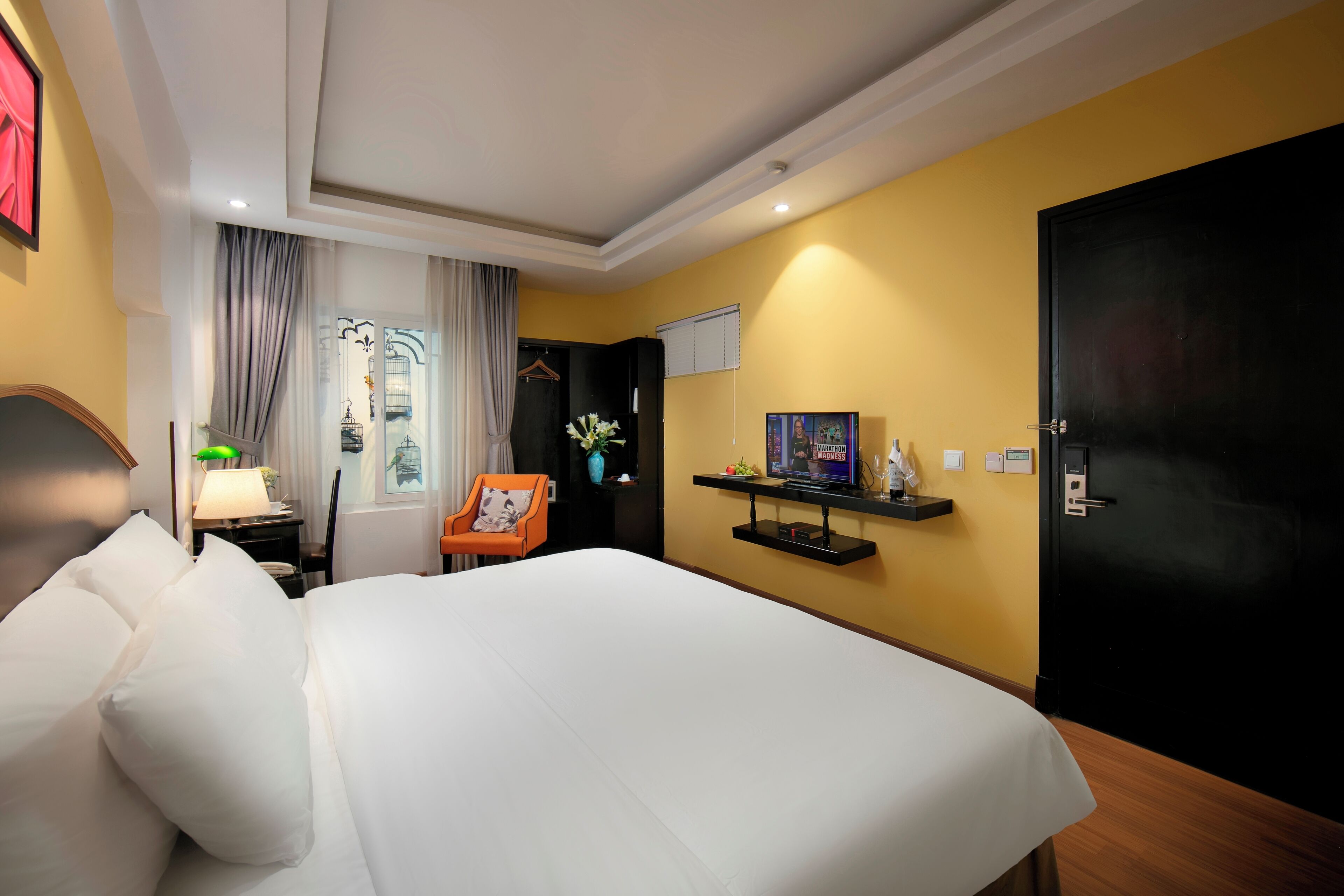 deluxe double or twin room, internal window | living area | 32-inch lcd tv with cable channels, tv