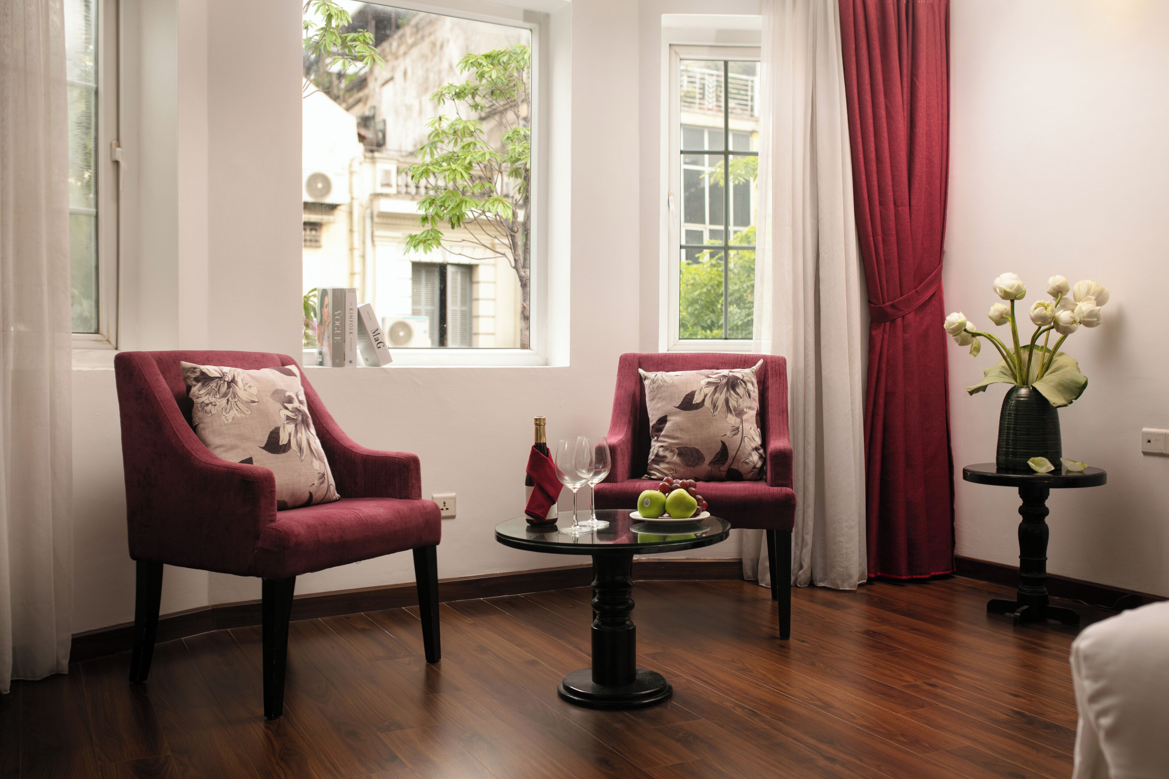 junior suite, city view | living area | 32-inch lcd tv with cable channels, tv