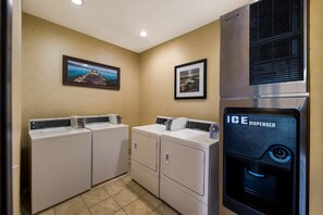 A laundry area with two washing machines and an ice dispenser. - Red Roof Inn Pecos (Pecos)