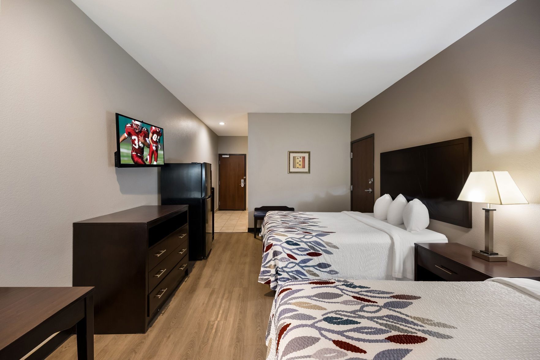 مكتب وستائر تعتيم ومكواة/لوح كي وأسرّة أطفال/رضّع (مجانًا)