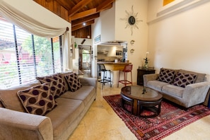 Nhà Premium | Khu phòng khách | TV màn hình phẳng, văn phòng