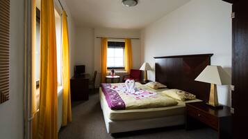 Cots/infant beds, free WiFi