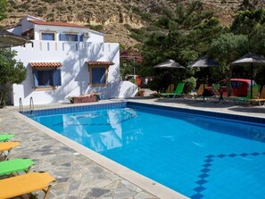 Outdoor pool, pool umbrellas, sun loungers - Coral Hotel (Faistos)