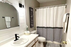 Combined shower/tub, jetted tub, hair dryer, towels
