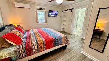 2 bedrooms, desk, iron/ironing board, WiFi