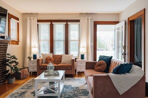 TV, lareira, escritórios