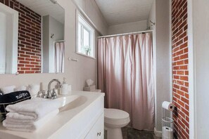 Bathtub, hair dryer, towels - Sanctuary Co Pet-Friendly Home (Johnson City)