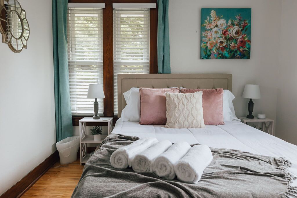 3 bedrooms, desk, iron/ironing board, travel crib