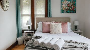 3 bedrooms, desk, iron/ironing board, travel crib