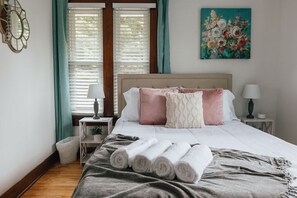 3 室のベッドルーム、デスク、アイロン / アイロン台、旅行用ベビーベッド