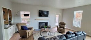 Älytelevisio, takka, kirjoja, musiikkikirjasto