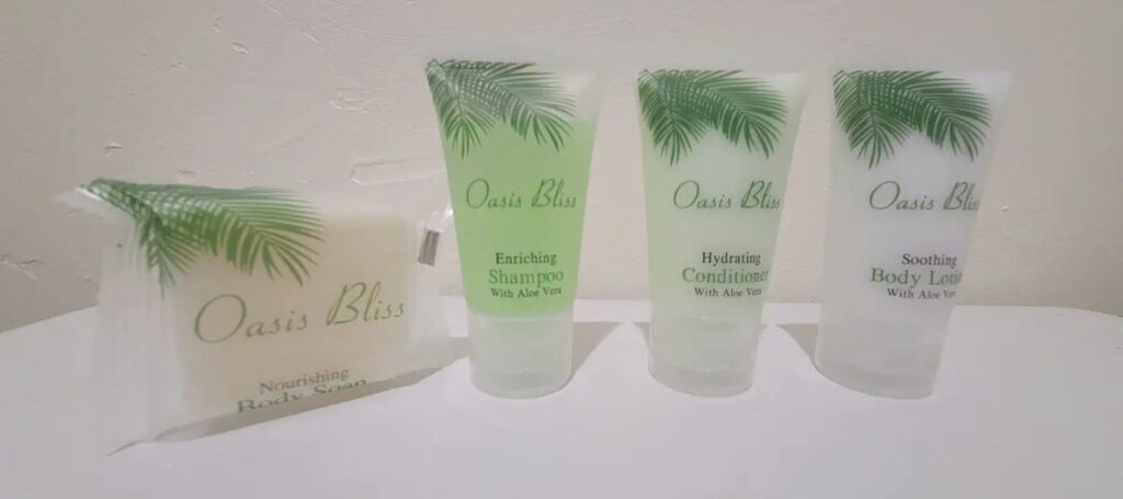 Quattro prodotti Oasis Bliss: sapone detergente e nutriente per il corpo, shampoo nutriente all'aloe vera, balsamo idratante all'aloe vera e lozione lenitiva per il corpo all'aloe vera.