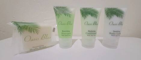 Quattro prodotti Oasis Bliss: sapone detergente e nutriente per il corpo, shampoo nutriente all'aloe vera, balsamo idratante all'aloe vera e lozione lenitiva per il corpo all'aloe vera.