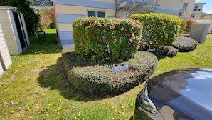 A parking area with a sign indicating 'P 6A-EG'. - Cozy vacation apartment in the countryside with garden and terrace (Gelbensande)