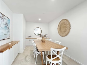 Dining - Deluxe 3-Bed Unit with Views (Batemans Bay)