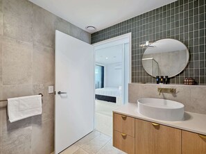 Dusche, Haartrockner, Handtücher, Shampoo
