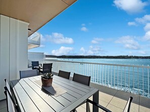 Outdoor dining - Deluxe 3-Bed Unit with Views (Batemans Bay)