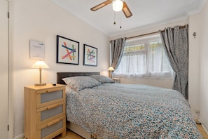 1 slaapkamer, een strijkplank/strijkijzer, reisbedje, gratis wifi
