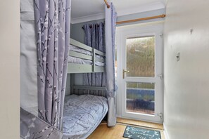 1 bedroom, iron/ironing board, travel crib, free WiFi - On The Beach - Direct Beach Access, Sea Views (Saundersfoot)