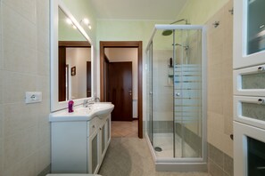 Doccia, asciugacapelli, bidet, asciugamani