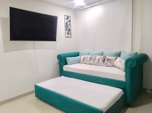 1 dormitorio, tabla de planchar con plancha, wifi y ropa de cama