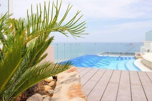 Una piscina al aire libre, una piscina climatizada