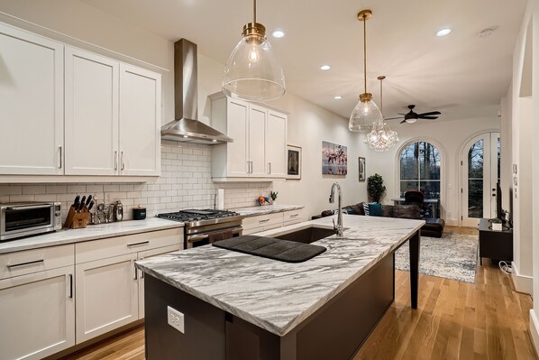 冷蔵庫、電子レンジ、オーブン、コンロ