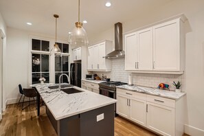 冷蔵庫、電子レンジ、オーブン、コンロ