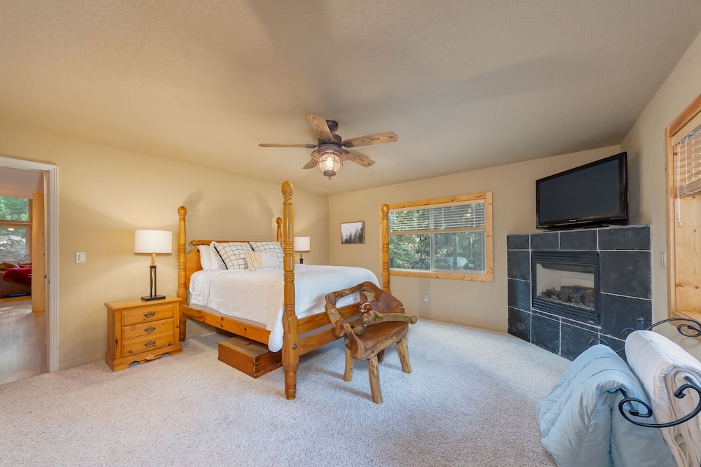 Free Access to Pinebrook Lake, w/AC Sleeps 14 Arnold Vrbo