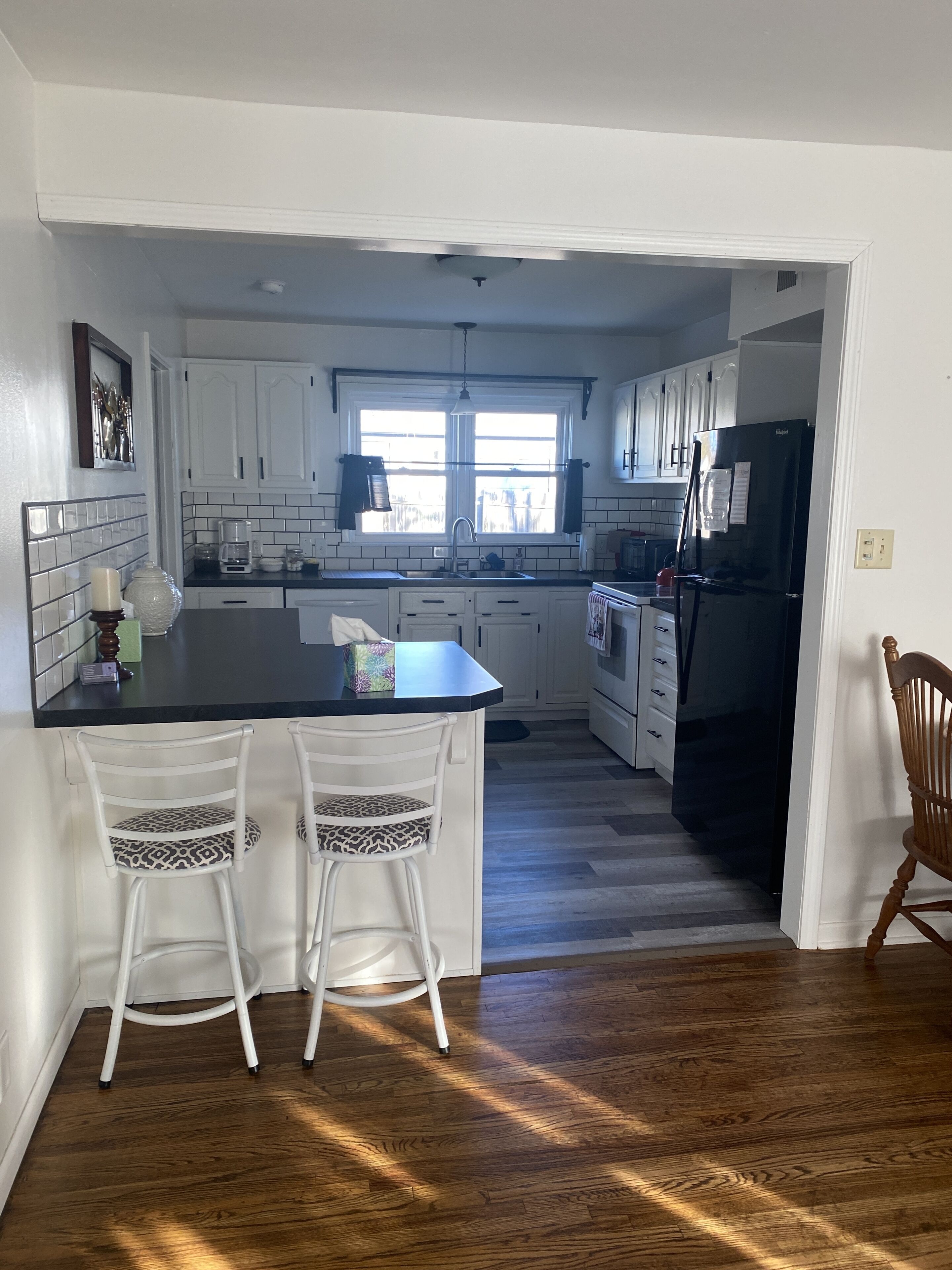 Jääkaappi, mikroaaltouuni, uuni, liesi