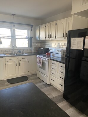 Fridge, microwave, oven, stovetop - Just Like Home in quiet neighborhood (Hutchinson)