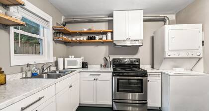 Pet Friendly Park Circle Apartment - Walk to Riverfront!