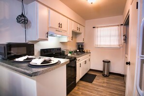 Een koelkast, een magnetron, een oven, een kookplaat