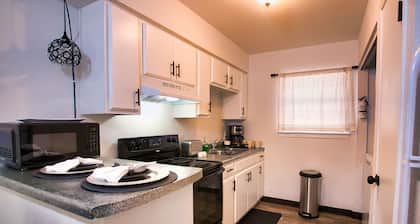 Chic & Cozy 2 bedroom/1 bathroom - RATED BEST