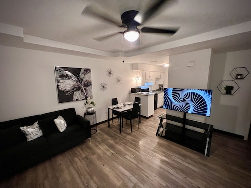 Chic & Cozy 2 bedroom/1 bathroom - RATED BEST