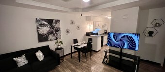 Chic & Cozy 2 bedroom/1 bathroom - RATED BEST