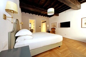 4 bedrooms, in-room safe, desk, iron/ironing board