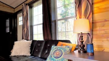 Smart TV, chimenea, videojuegos y libros