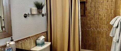 Ensemble baignoire-douche, séchoir à cheveux, serviettes fournies, savon