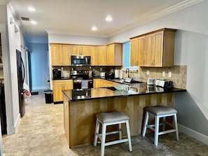 Kjøleskap, mikrobølgeovn, ovn og kokeplater