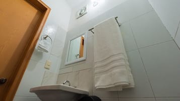 Habitación estándar, 1 habitación | Baño | Toallas