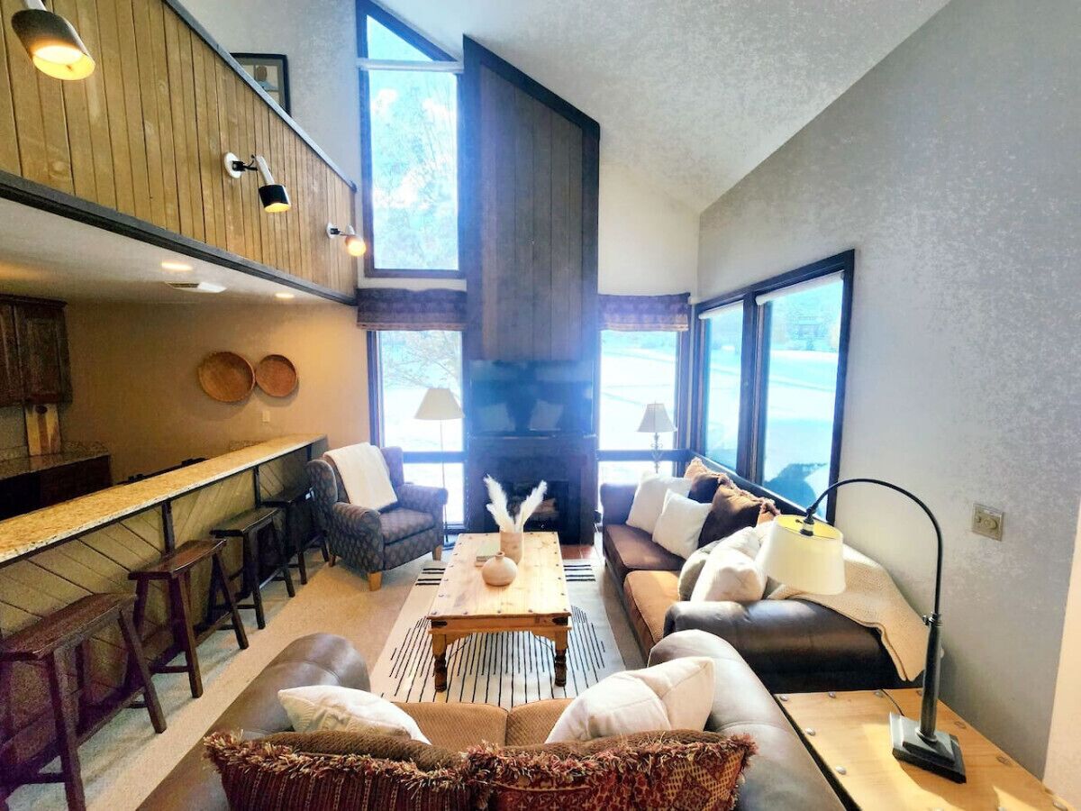 Smart-tv, een open haard en een tafeltennistafel