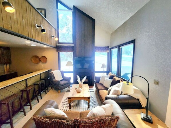 Smart TV, caminetto, tavolo da ping pong