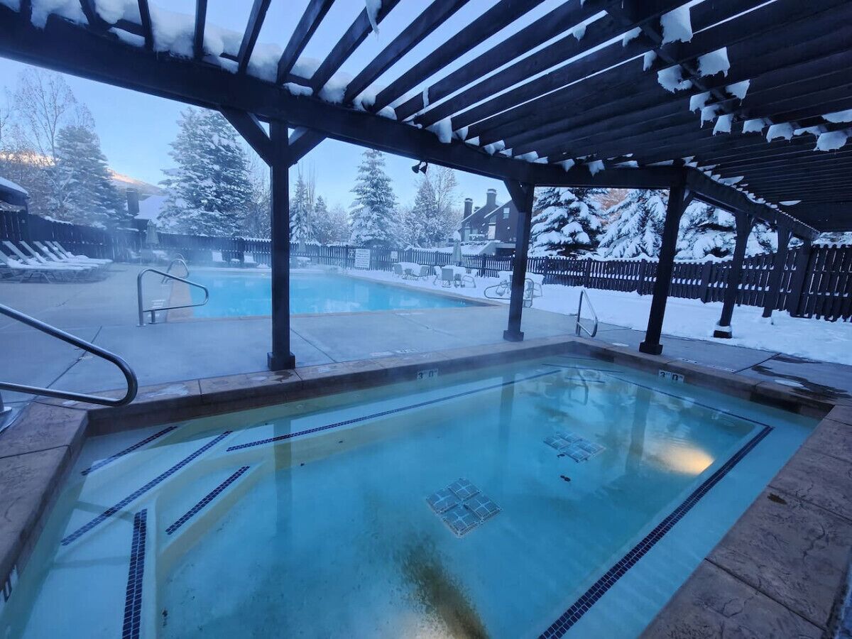 حمّام سباحة مُدفَّأ