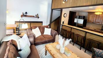 Smart TV, lareira, mesa de pingue-pongue